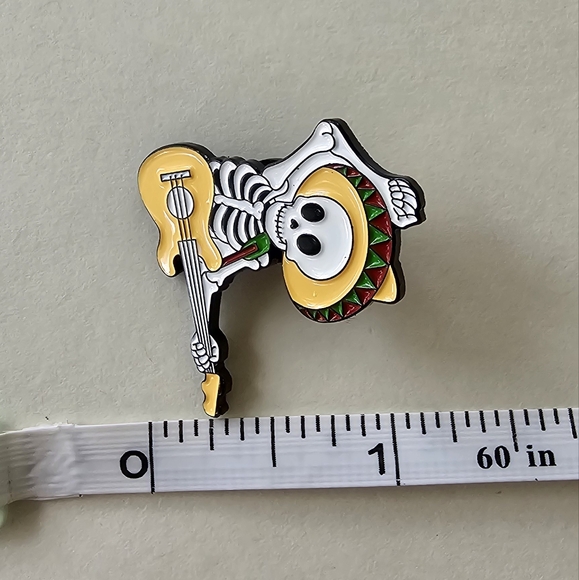 🇲🇽 Fiesta Skeleton Guitarist Pin - Picture 6 of 7